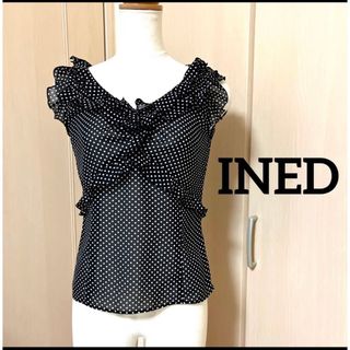 イネド(INED)のINED  ドット　シフォン　ノースリーブフリルブラウス　モノトーン　水玉(シャツ/ブラウス(半袖/袖なし))