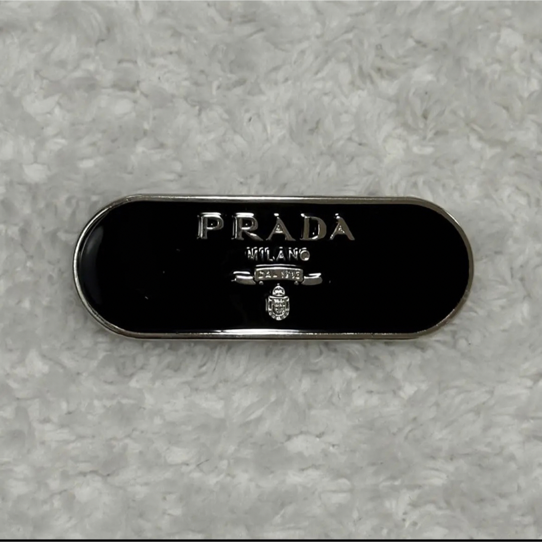 PRADA(プラダ)の新品未使用　PRADA プラダ　バレッタ ヘアピン　ブラック　ノベルティ レディースのヘアアクセサリー(ヘアピン)の商品写真