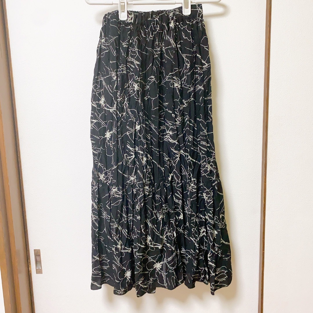 natural couture(ナチュラルクチュール)の黒　花柄　スカート レディースのスカート(ロングスカート)の商品写真