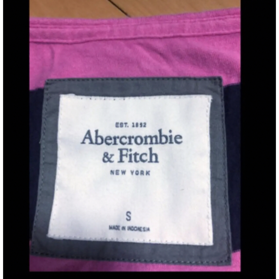 Abercrombie&Fitch(アバクロンビーアンドフィッチ)のアバクロネイビー×ピンクボーダーT レディースのトップス(Tシャツ(半袖/袖なし))の商品写真