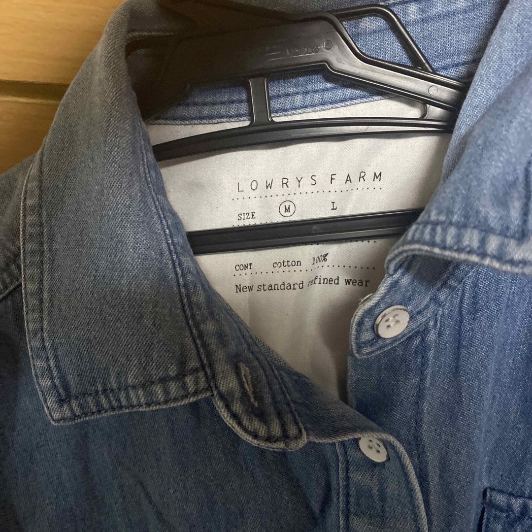 LOWRYS FARM(ローリーズファーム)のデニムシャツ レディースのトップス(シャツ/ブラウス(半袖/袖なし))の商品写真