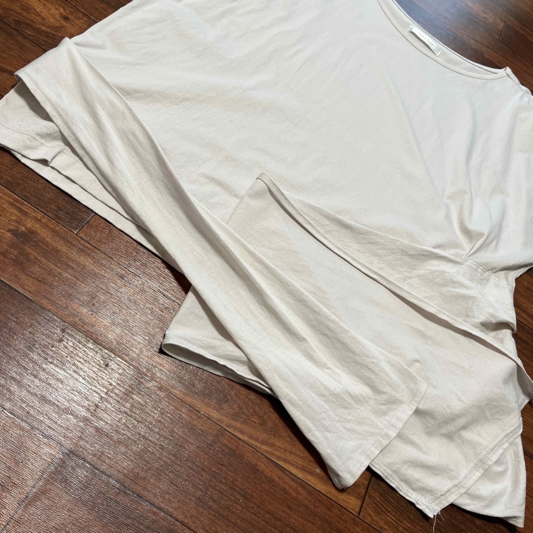 DoCLASSE(ドゥクラッセ)のDoCLASSE Tシャツ　ベージュ レディースのトップス(Tシャツ(半袖/袖なし))の商品写真