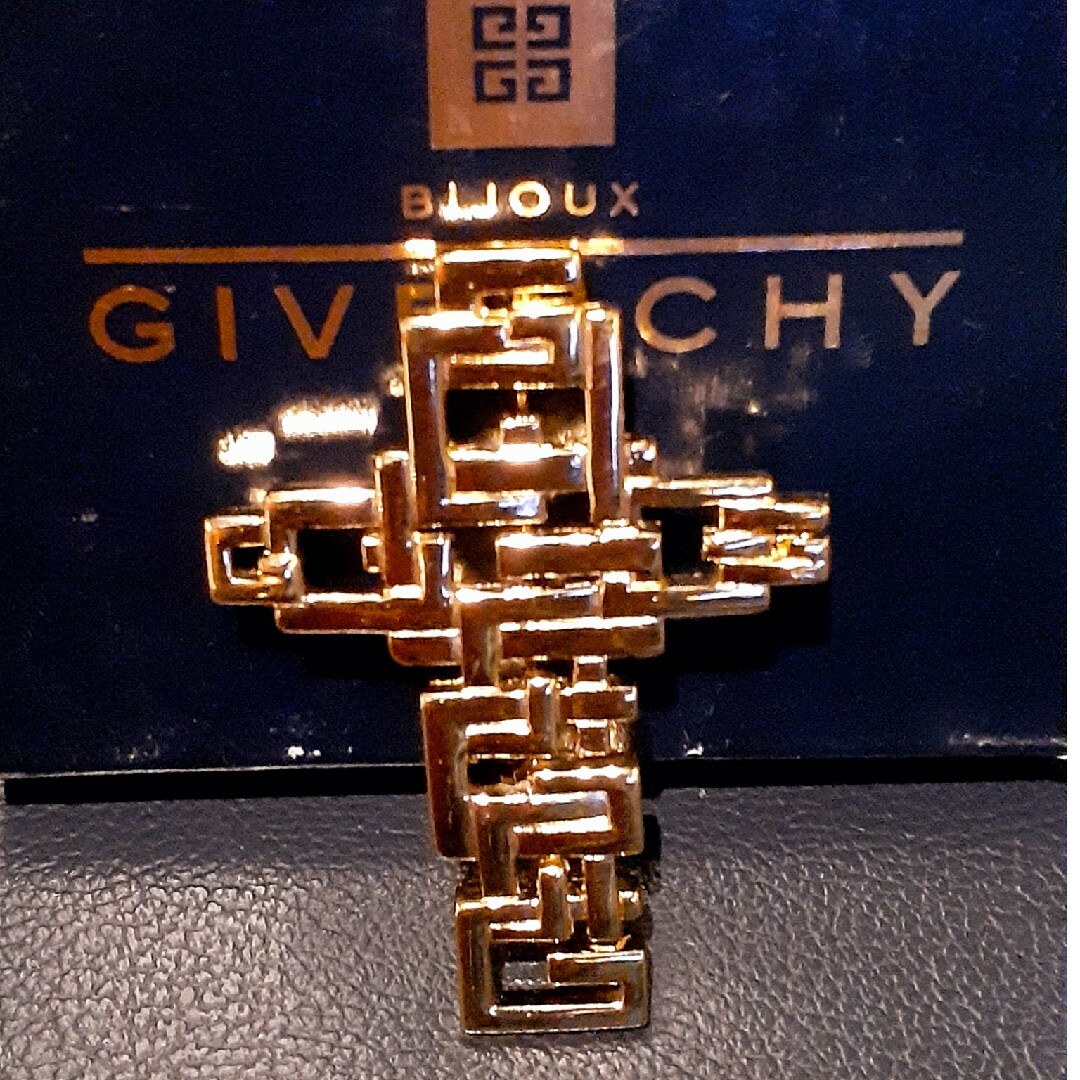 GIVENCHY - ジバンシー ヴィンテージブローチ (新古品美品)の通販 by GIVENCHY - ジバンシー ヴィンテージブローチ (新古品美品)の通販 by