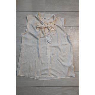 ユニクロ(UNIQLO)の未使用 タグ付き ユニクロ ボウタイブラウス Lサイズ(シャツ/ブラウス(半袖/袖なし))