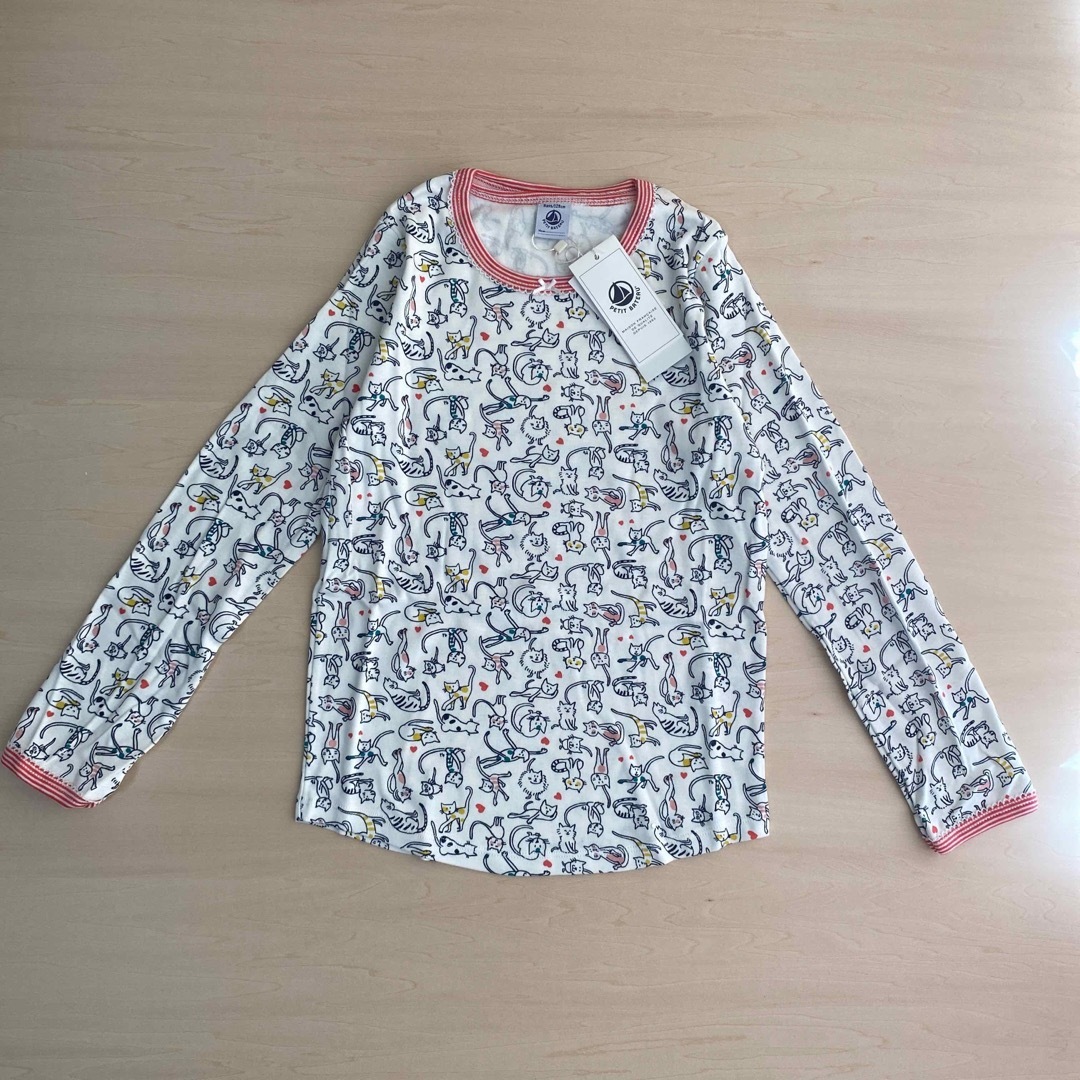 PETIT BATEAU(プチバトー)の新品プチバトー8ansプリント長袖パジャマ キッズ/ベビー/マタニティのキッズ服女の子用(90cm~)(パジャマ)の商品写真