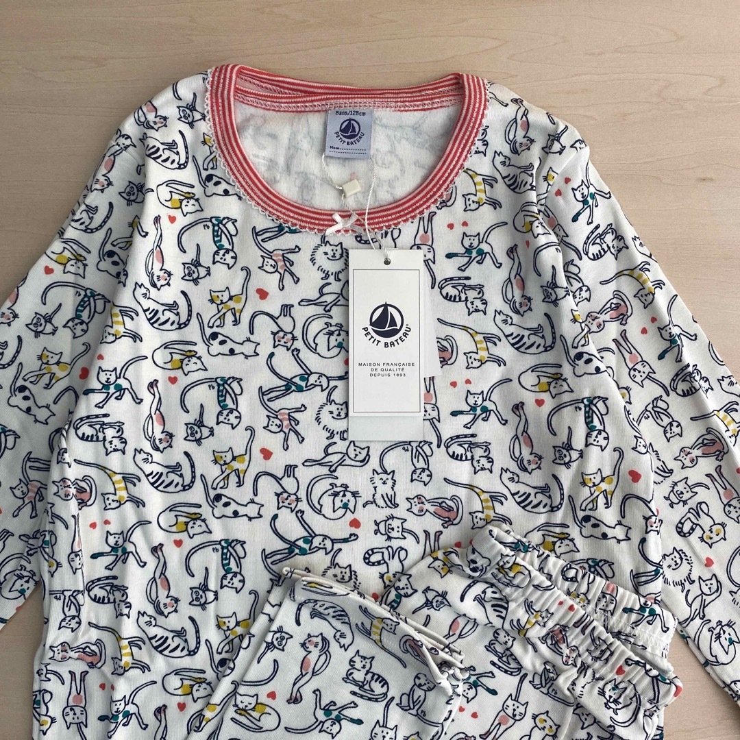 PETIT BATEAU(プチバトー)の新品プチバトー8ansプリント長袖パジャマ キッズ/ベビー/マタニティのキッズ服女の子用(90cm~)(パジャマ)の商品写真