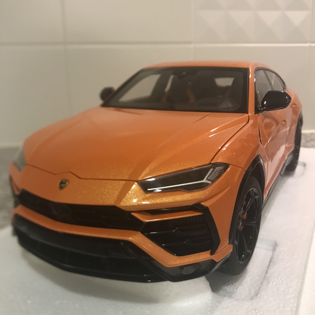 Lamborghini(ランボルギーニ)の【超希少大人気 】ランボルギーニ　ウルス　ミニカー  コレクションモデルカー エンタメ/ホビーのおもちゃ/ぬいぐるみ(ミニカー)の商品写真