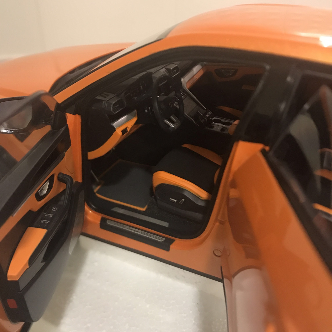 Lamborghini(ランボルギーニ)の【超希少大人気 】ランボルギーニ　ウルス　ミニカー  コレクションモデルカー エンタメ/ホビーのおもちゃ/ぬいぐるみ(ミニカー)の商品写真