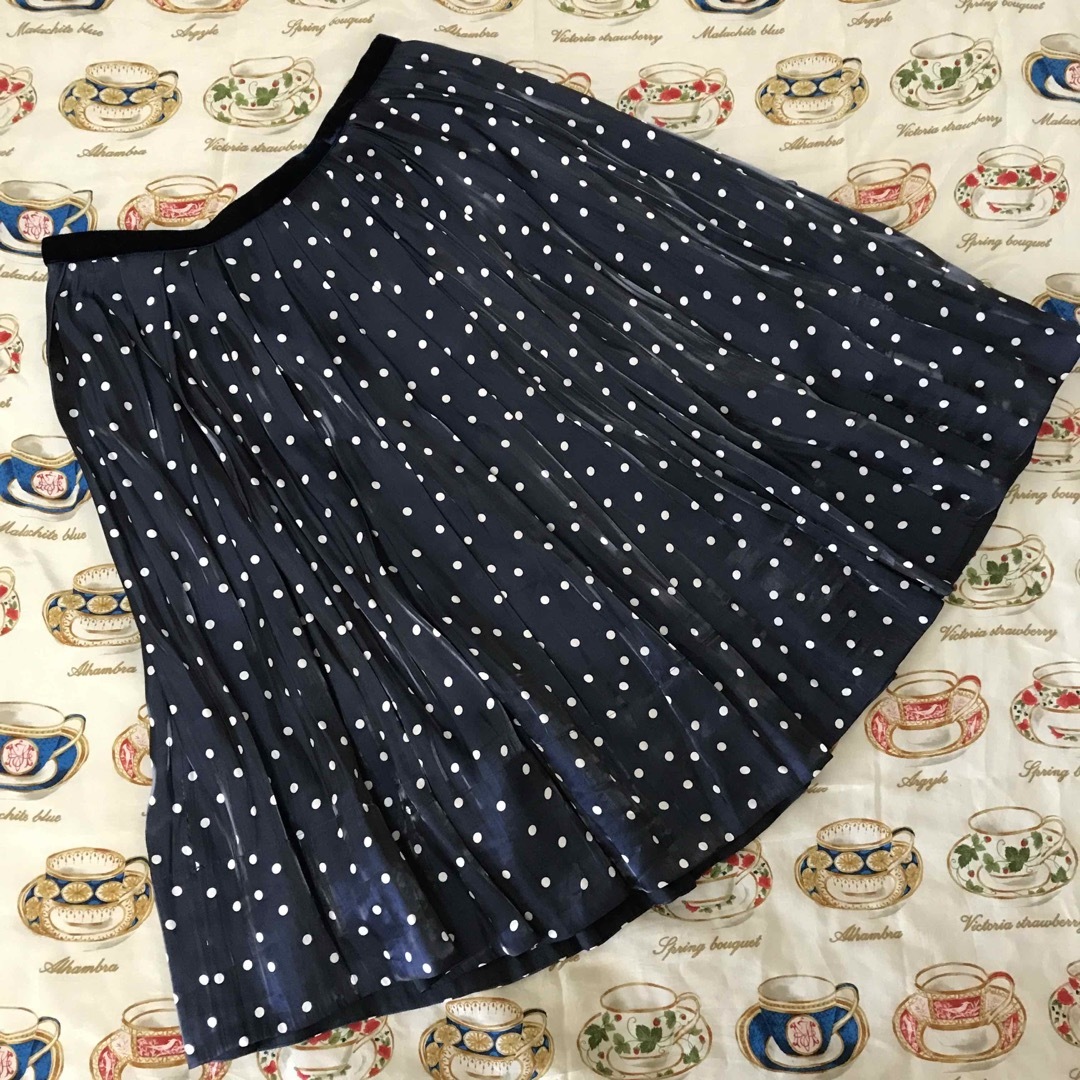 JaneMarple(ジェーンマープル)のJM光沢ネイビードットのプリーツスカート✨ レディースのスカート(ひざ丈スカート)の商品写真
