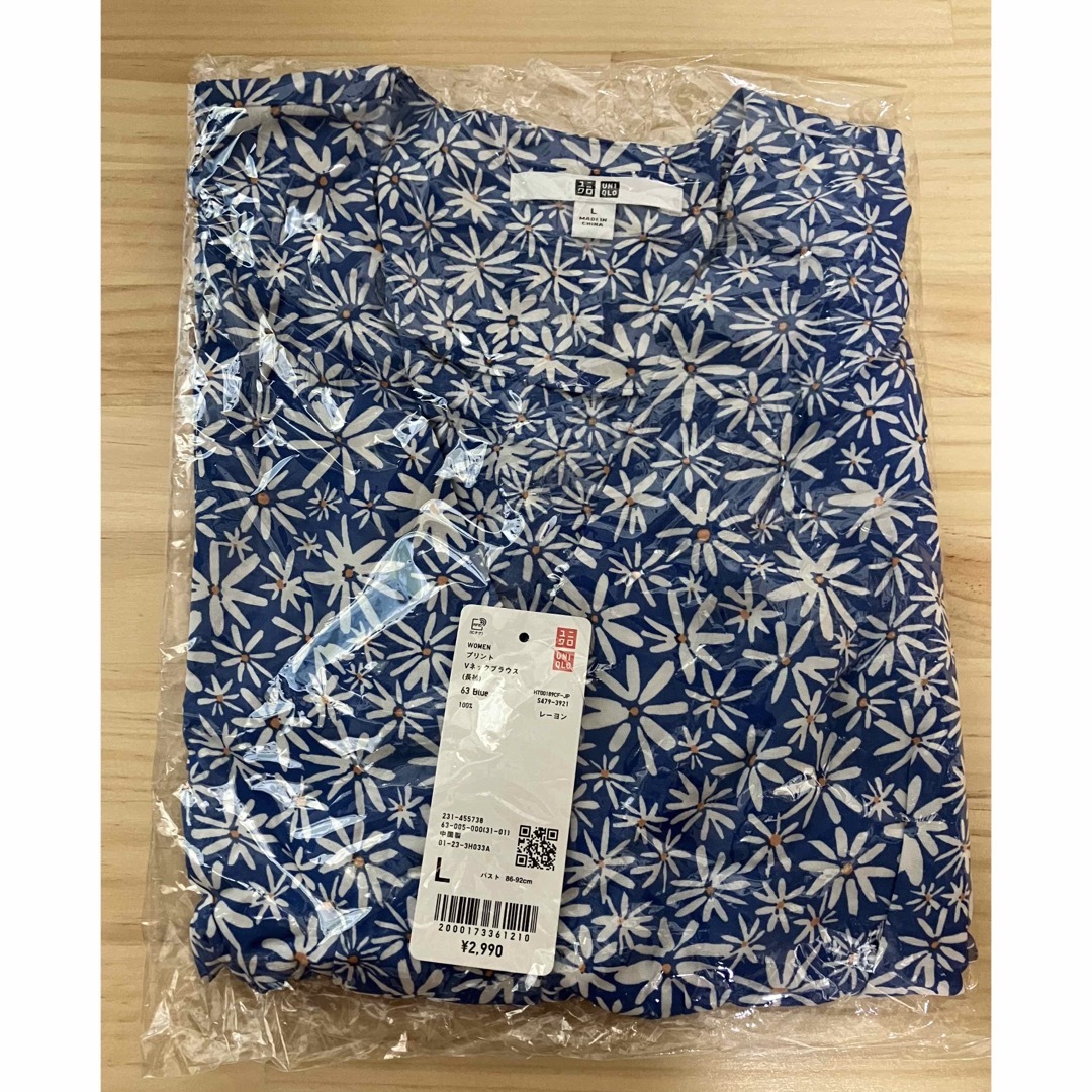 UNIQLO(ユニクロ)の新品　ユニクロ　プリントVネックブラウス（長袖）63ブルー　Lサイズ レディースのトップス(シャツ/ブラウス(長袖/七分))の商品写真