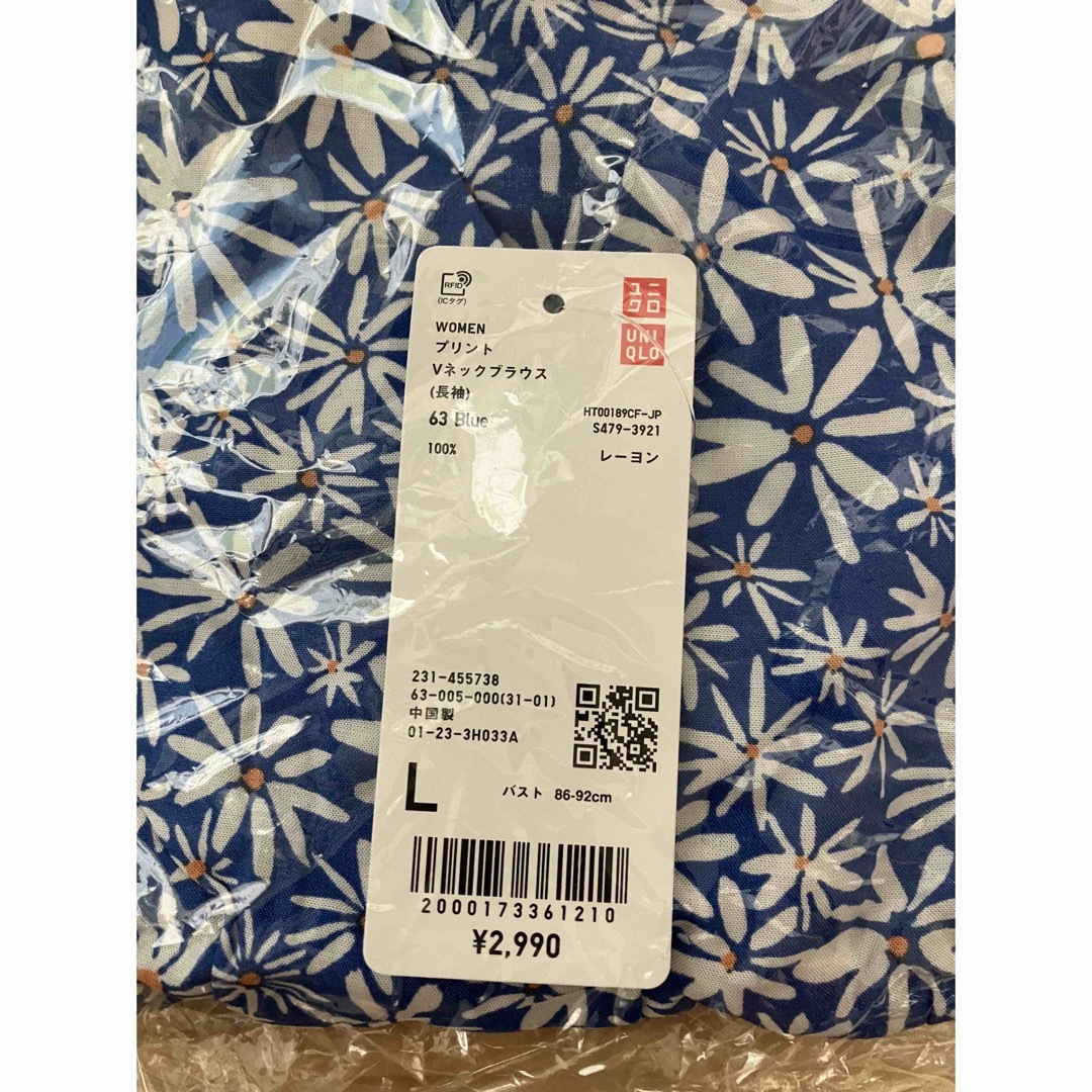 UNIQLO(ユニクロ)の新品　ユニクロ　プリントVネックブラウス（長袖）63ブルー　Lサイズ レディースのトップス(シャツ/ブラウス(長袖/七分))の商品写真