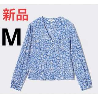 ユニクロ(UNIQLO)の新品　ユニクロ　プリントVネックブラウス（長袖）63ブルー　Mサイズ(シャツ/ブラウス(長袖/七分))