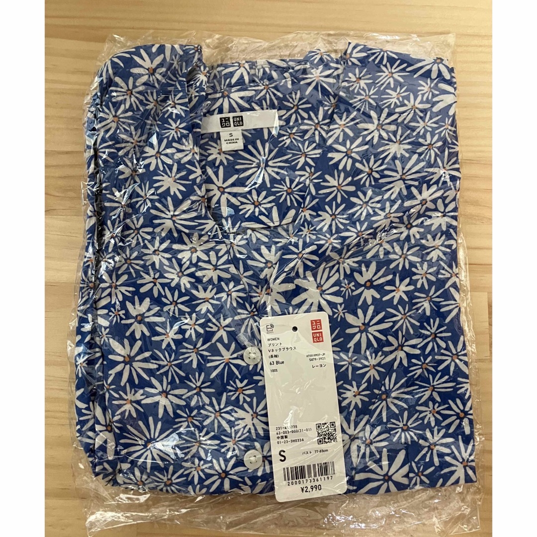 UNIQLO(ユニクロ)の新品　ユニクロ　プリントVネックブラウス（長袖）63ブルー　Sサイズ レディースのトップス(シャツ/ブラウス(長袖/七分))の商品写真