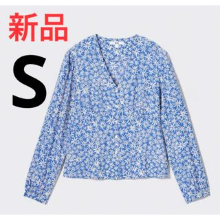 ユニクロ(UNIQLO)の新品　ユニクロ　プリントVネックブラウス（長袖）63ブルー　Sサイズ(シャツ/ブラウス(長袖/七分))