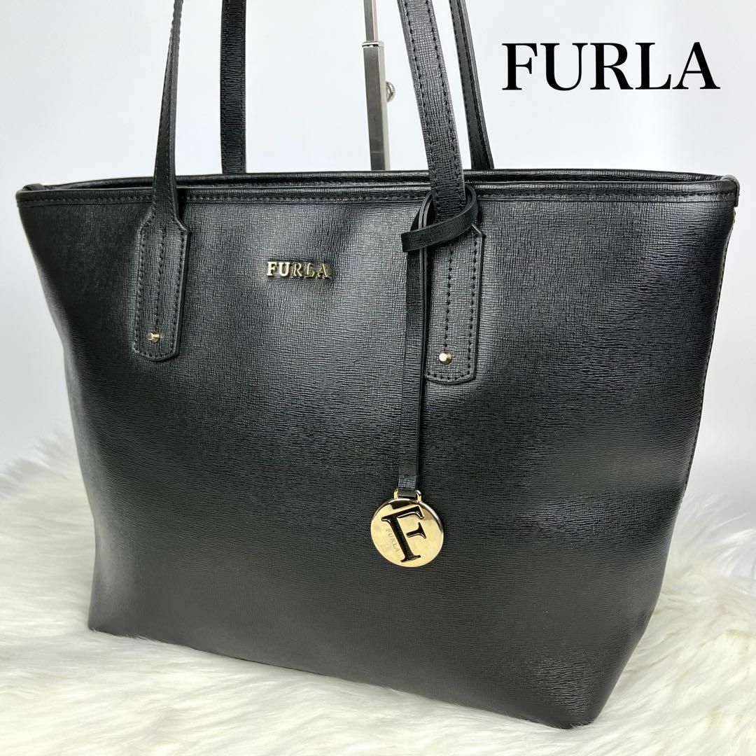 美品✨フルラ　FURLA トートバッグ　黒×ゴールド　レザー　A4