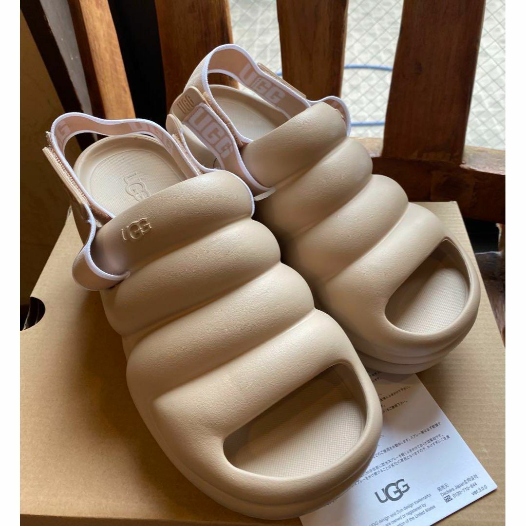 UGG(アグ)のお値下げ～♬✨新品✨26cm✨UGG✨Aww Yeah✨アー イヤー✨厚底 レディースの靴/シューズ(サンダル)の商品写真