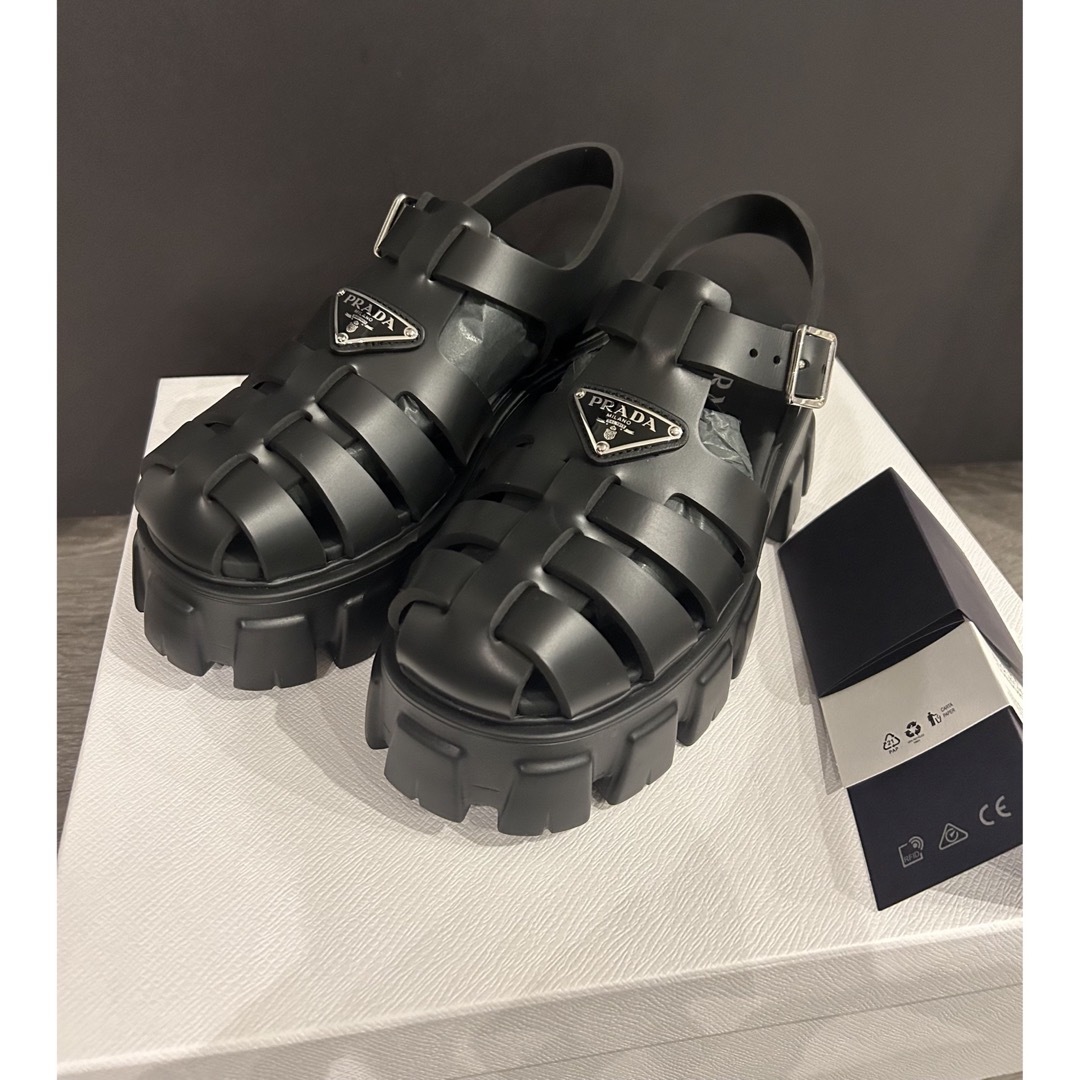 PRADA(プラダ)のデイジー様 新品⭐︎PRADAプラダ フォームラバーサンダル 35(22cm) レディースの靴/シューズ(サンダル)の商品写真