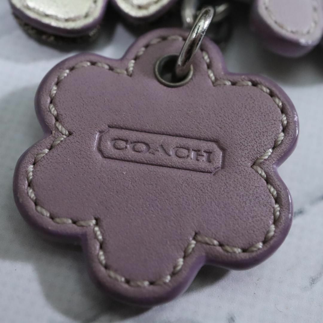 COACH(コーチ)の【匿名配送】COACH コーチ キーリング キーホルダー 花 ロゴ 花 レディースのアクセサリー(チャーム)の商品写真