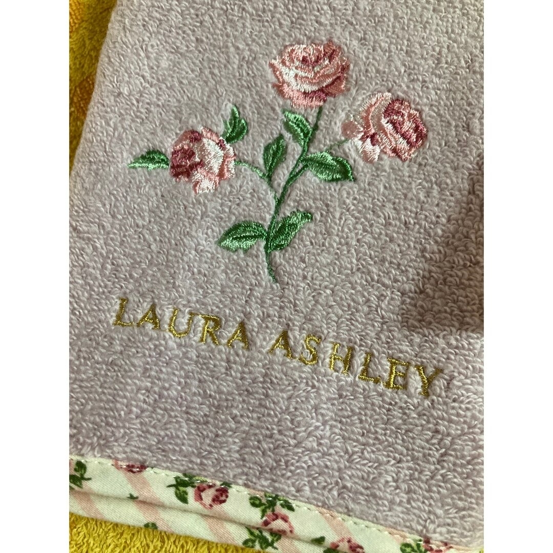 LAURA ASHLEY(ローラアシュレイ)のローラアシュレィ　ハンドタオル　薔薇刺繍 レディースのファッション小物(ハンカチ)の商品写真