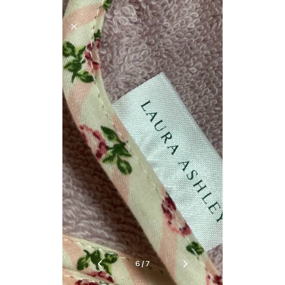 LAURA ASHLEY(ローラアシュレイ)のローラアシュレィ　ハンドタオル　薔薇刺繍 レディースのファッション小物(ハンカチ)の商品写真