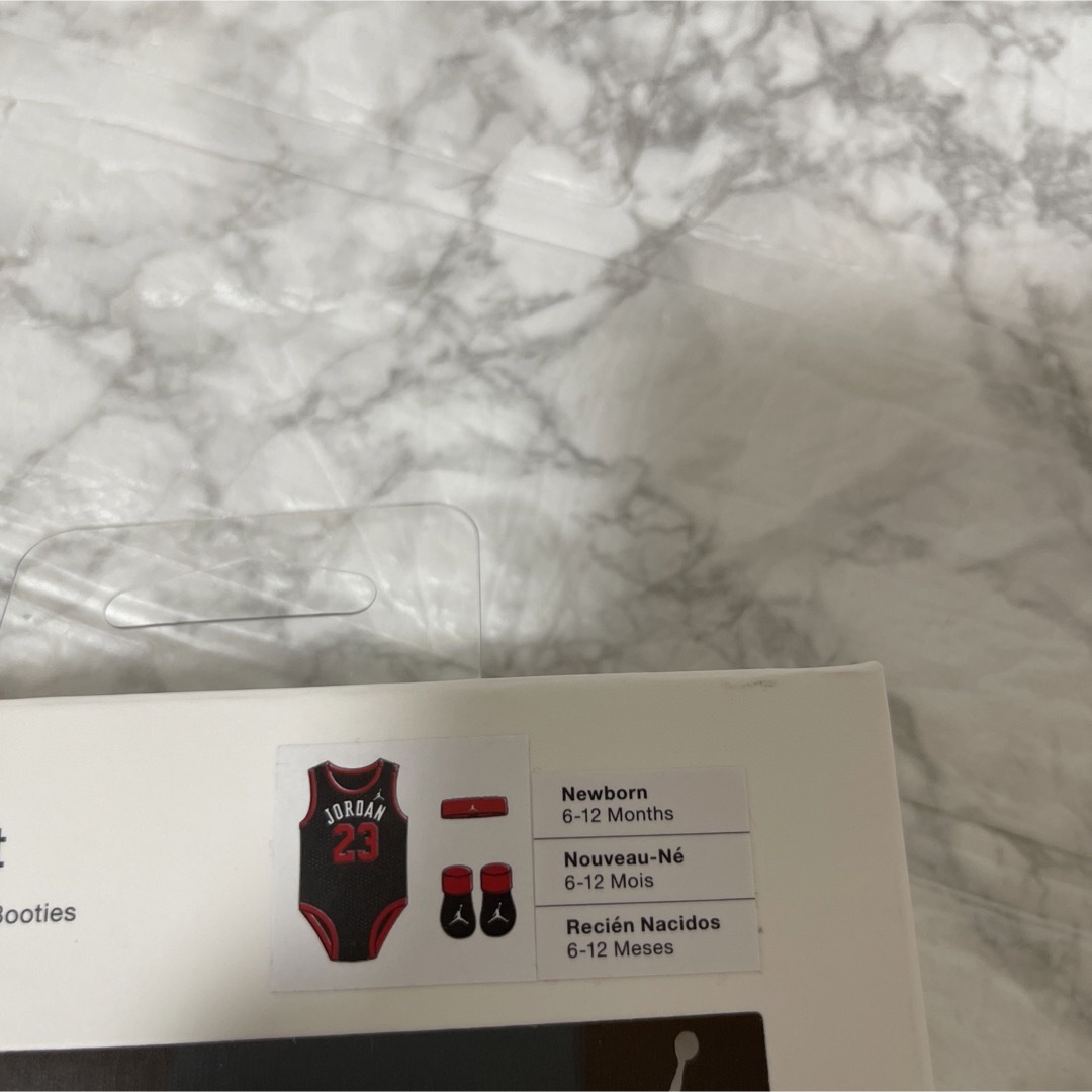 Jordan Brand（NIKE）(ジョーダン)のジョーダン タンクトップロンパース　靴下　ヘッドバンド　３点セット キッズ/ベビー/マタニティのベビー服(~85cm)(ロンパース)の商品写真