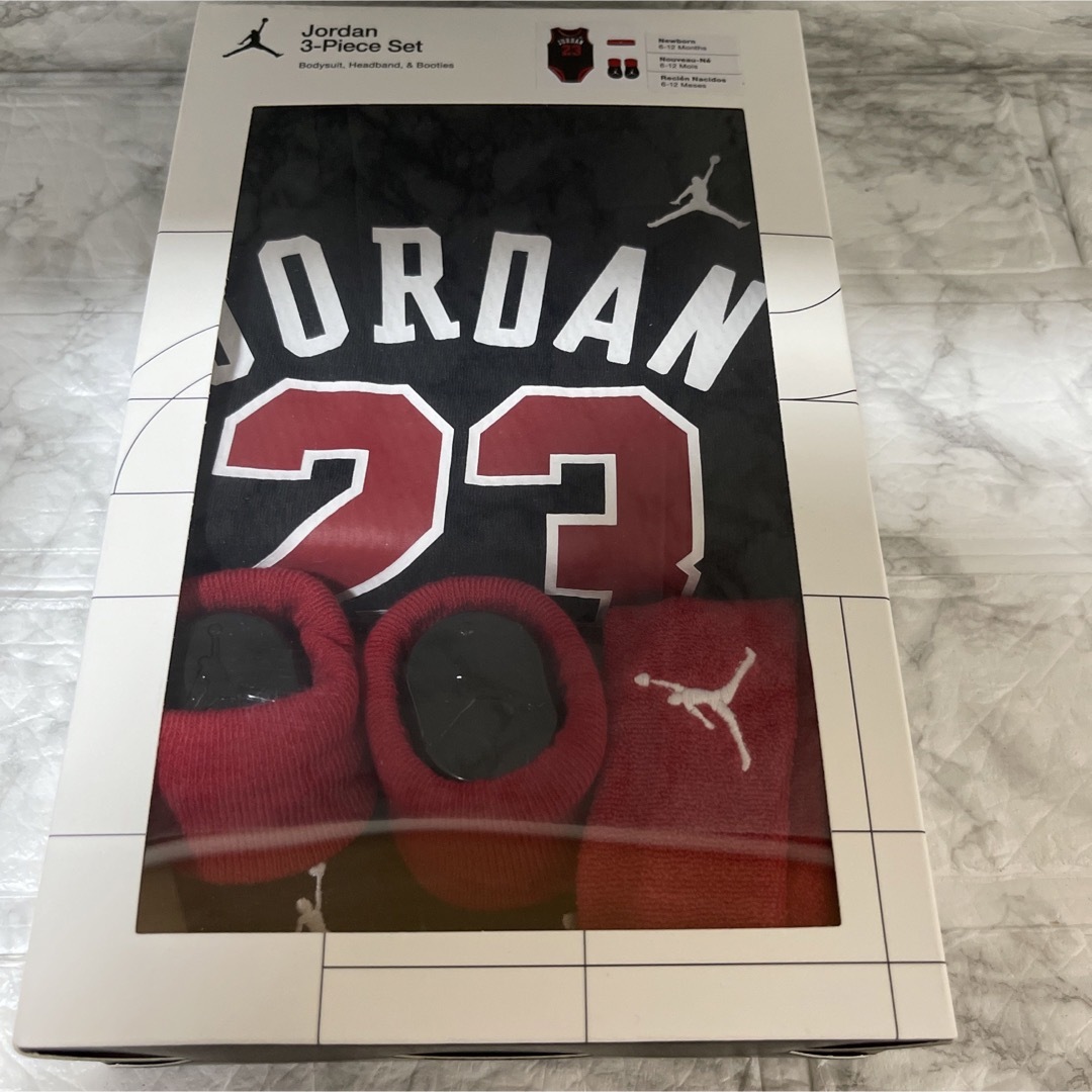 Jordan Brand（NIKE）(ジョーダン)のジョーダン タンクトップロンパース　靴下　ヘッドバンド　３点セット キッズ/ベビー/マタニティのベビー服(~85cm)(ロンパース)の商品写真