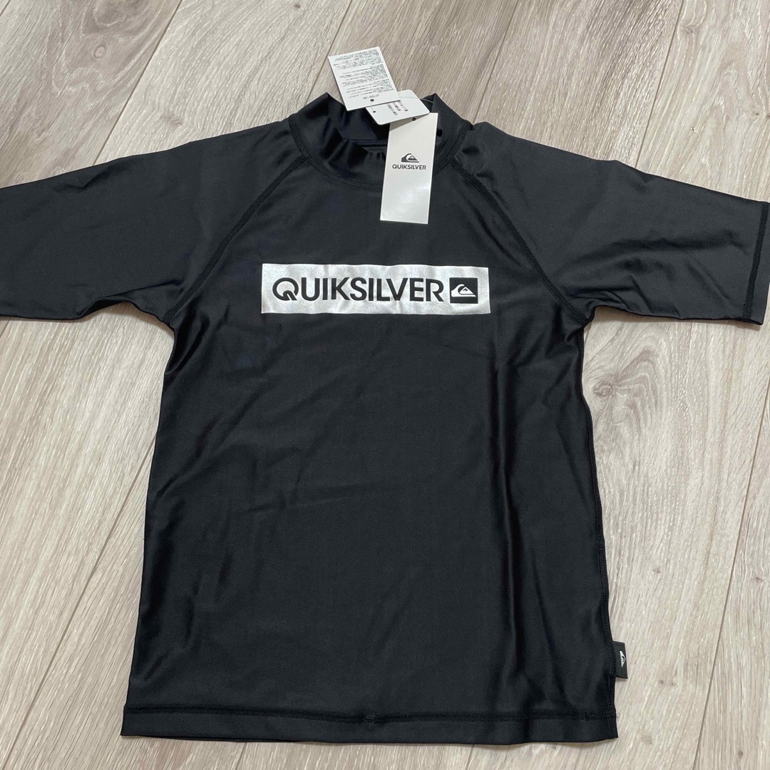 QUIKSILVER(クイックシルバー)のクイックシルバー　ラッシュガード　新品 キッズ/ベビー/マタニティのキッズ服男の子用(90cm~)(水着)の商品写真