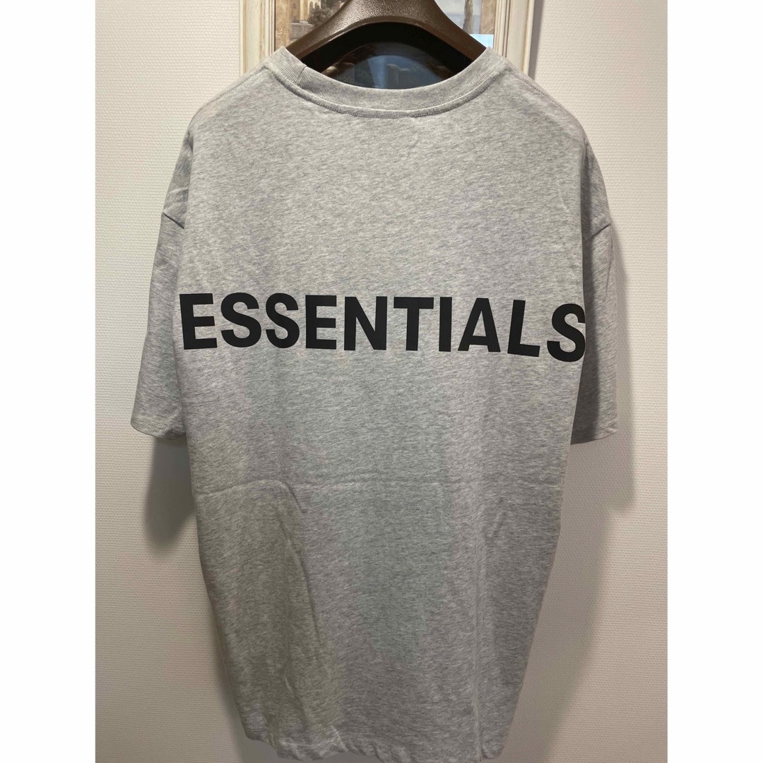 FEAR OF GOD(フィアオブゴッド)のFOG ESSENTIALS リフレクターロゴ  Tシャツ　サイズM メンズのトップス(Tシャツ/カットソー(半袖/袖なし))の商品写真