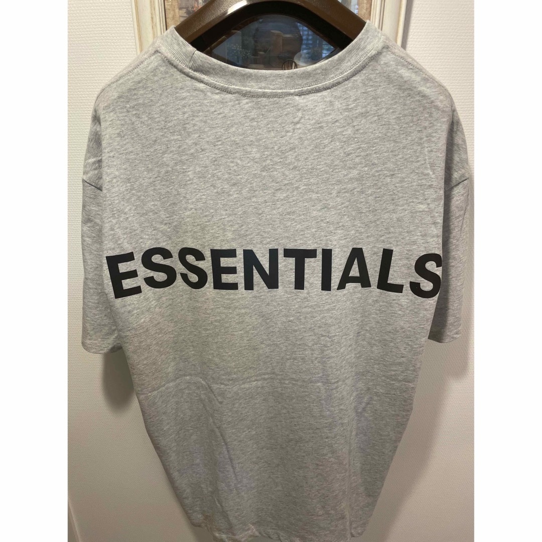 FEAR OF GOD(フィアオブゴッド)のFOG ESSENTIALS リフレクターロゴ  Tシャツ　サイズM メンズのトップス(Tシャツ/カットソー(半袖/袖なし))の商品写真