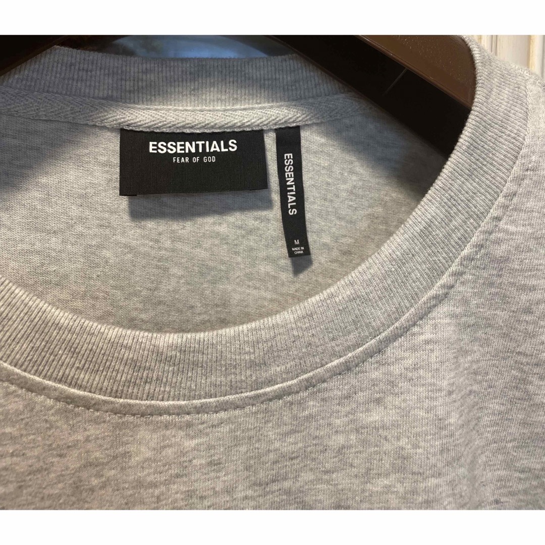 FEAR OF GOD(フィアオブゴッド)のFOG ESSENTIALS リフレクターロゴ  Tシャツ　サイズM メンズのトップス(Tシャツ/カットソー(半袖/袖なし))の商品写真