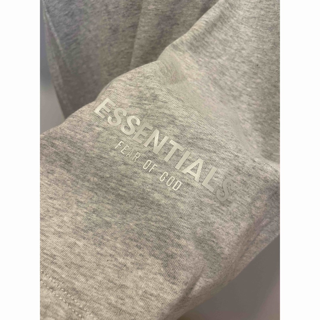 FEAR OF GOD(フィアオブゴッド)のFOG ESSENTIALS リフレクターロゴ  Tシャツ　サイズM メンズのトップス(Tシャツ/カットソー(半袖/袖なし))の商品写真