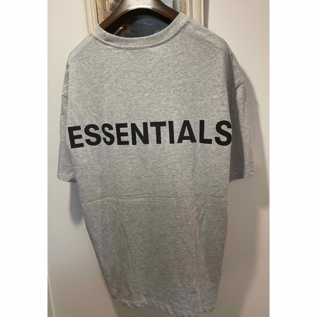 FEAR OF GOD(フィアオブゴッド)のFOG ESSENTIALS リフレクターロゴ  Tシャツ　サイズM メンズのトップス(Tシャツ/カットソー(半袖/袖なし))の商品写真