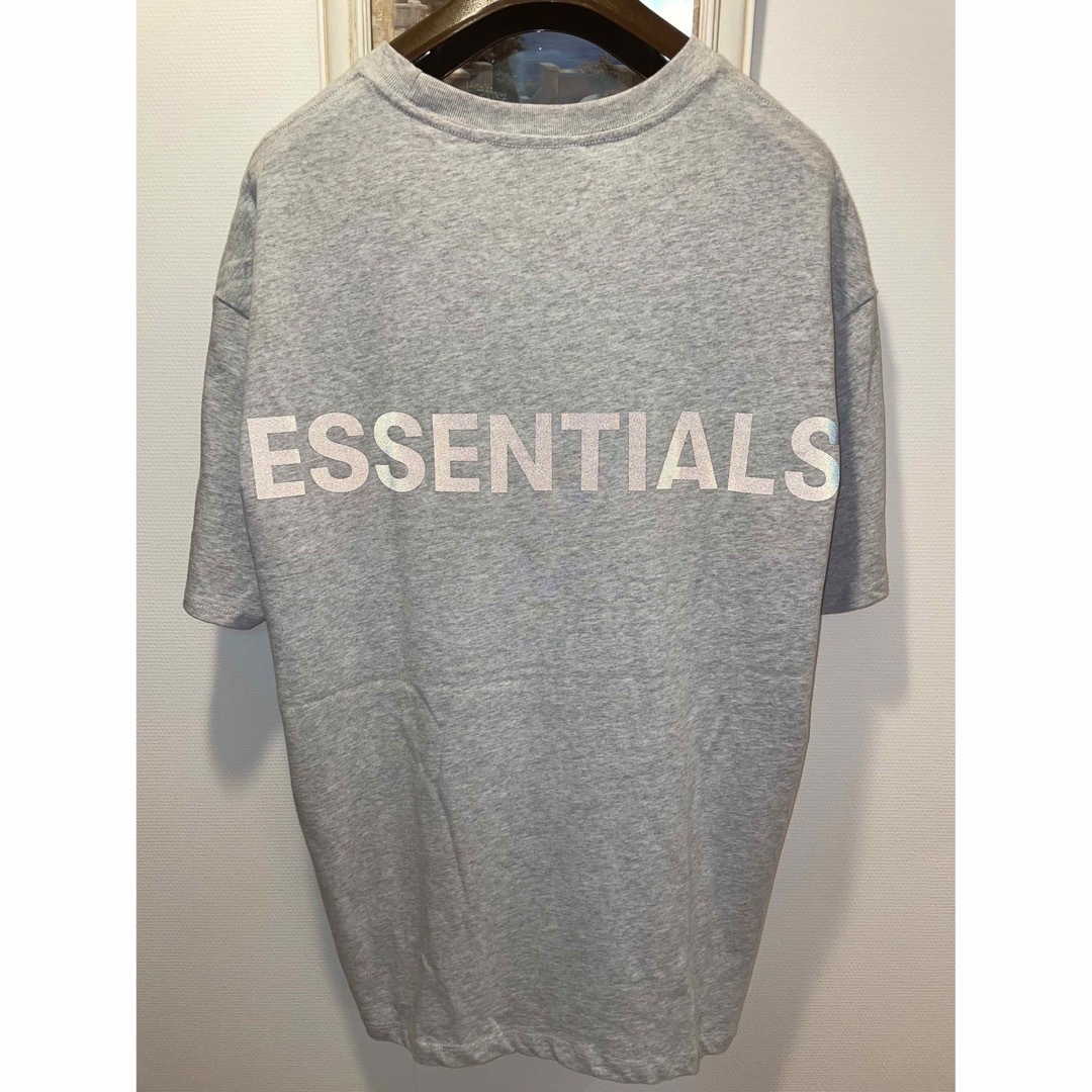 FEAR OF GOD(フィアオブゴッド)のFOG ESSENTIALS リフレクターロゴ  Tシャツ　サイズM メンズのトップス(Tシャツ/カットソー(半袖/袖なし))の商品写真