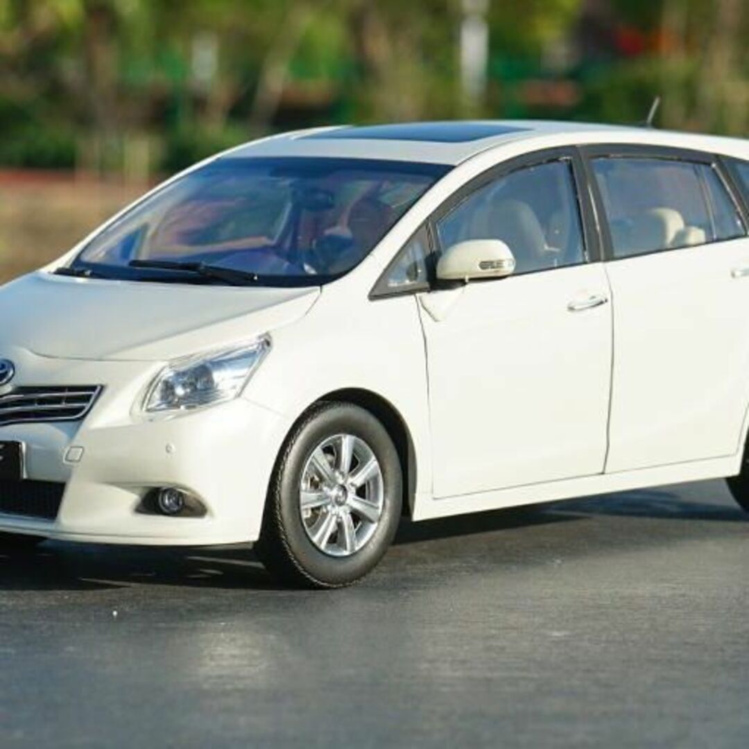 ミニカー 1/18 トヨタ TOYOTA EZ VERSO ホワイト エンタメ/ホビーのおもちゃ/ぬいぐるみ(ミニカー)の商品写真