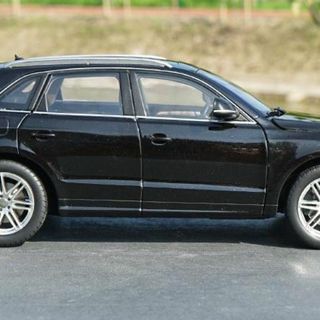 ミニカー 1/18 アウディ AUDI Q5 SUV 2011 ブラックの通販 by Kei