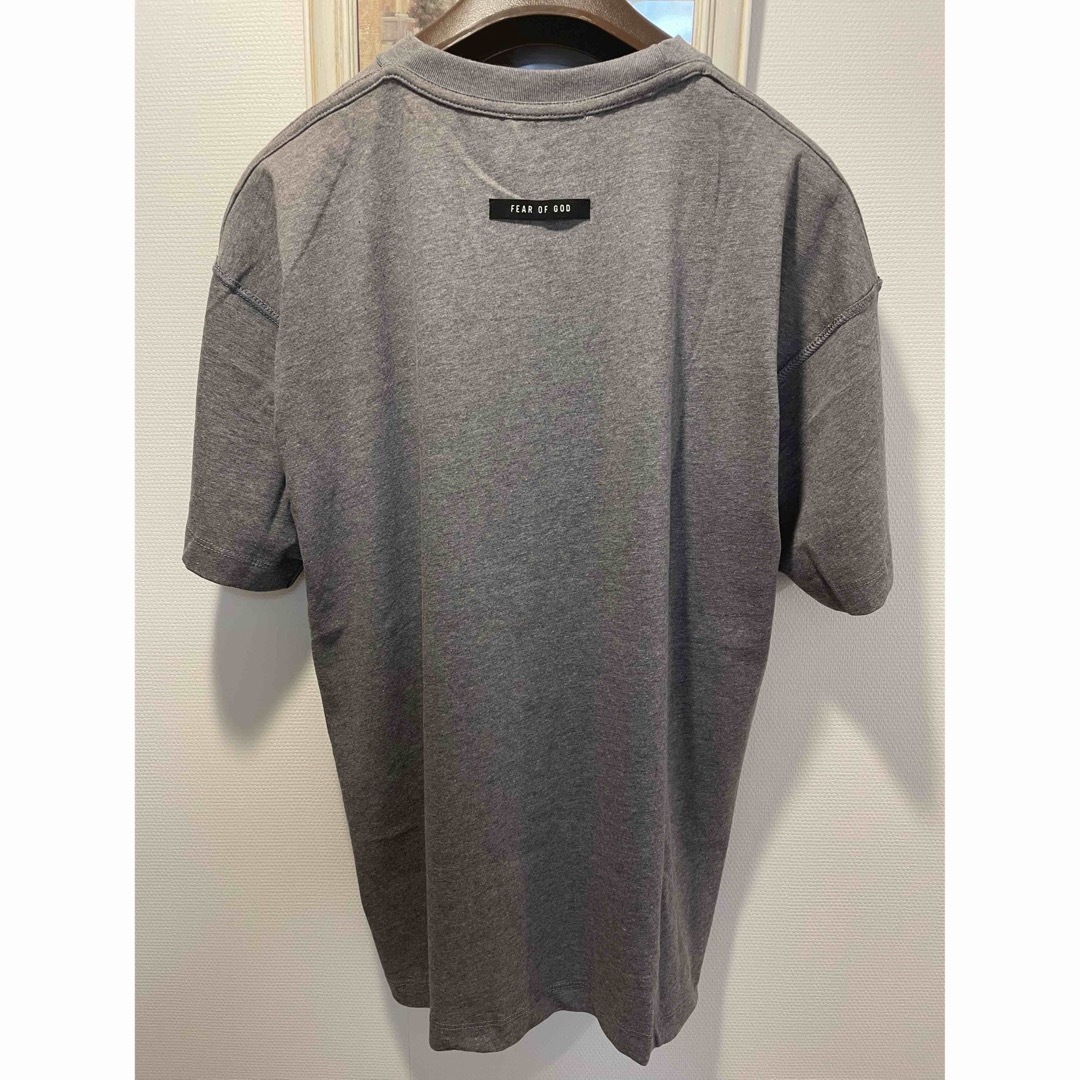 FEAR OF GOD(フィアオブゴッド)のFEAR OF GOD  FG'  Logo Tシャツ/サイズSグレー メンズのトップス(Tシャツ/カットソー(半袖/袖なし))の商品写真