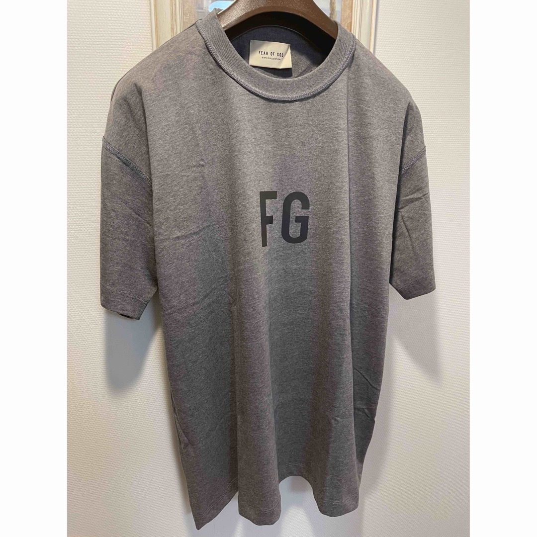 FEAR OF GOD(フィアオブゴッド)のFEAR OF GOD  FG'  Logo Tシャツ/サイズSグレー メンズのトップス(Tシャツ/カットソー(半袖/袖なし))の商品写真