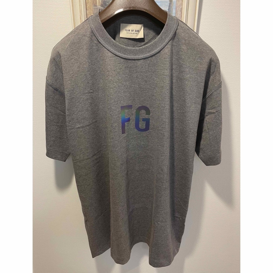 FEAR OF GOD(フィアオブゴッド)のFEAR OF GOD  FG'  Logo Tシャツ/サイズSグレー メンズのトップス(Tシャツ/カットソー(半袖/袖なし))の商品写真