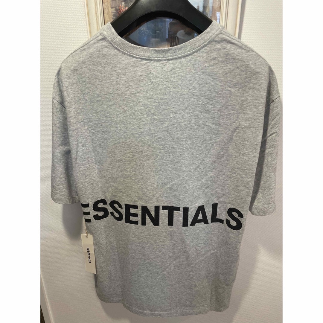 FEAR OF GOD(フィアオブゴッド)のFOG ESSENTIALS ロゴ  Tシャツ　サイズXS メンズのトップス(Tシャツ/カットソー(半袖/袖なし))の商品写真