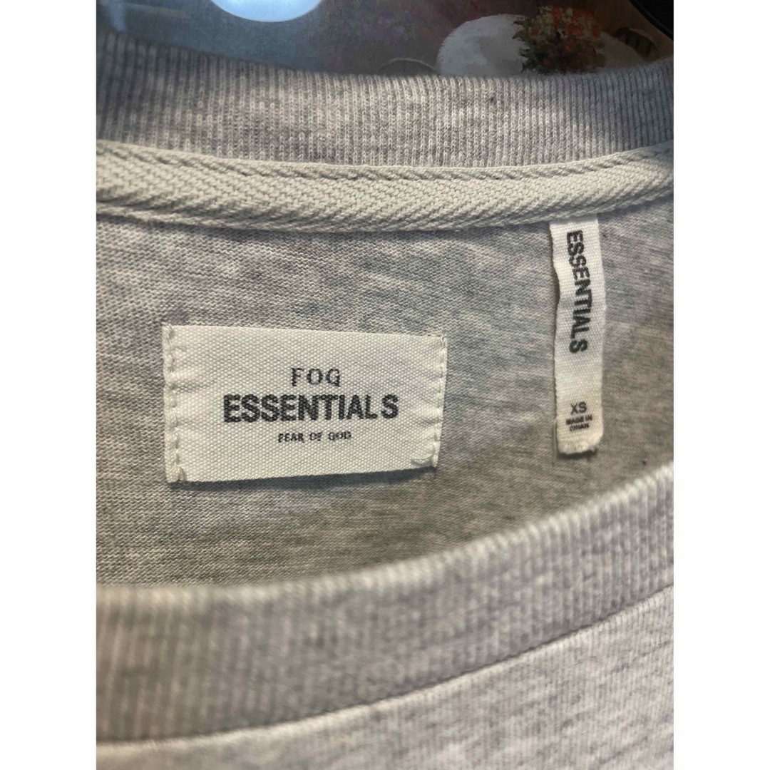 FEAR OF GOD(フィアオブゴッド)のFOG ESSENTIALS ロゴ  Tシャツ　サイズXS メンズのトップス(Tシャツ/カットソー(半袖/袖なし))の商品写真