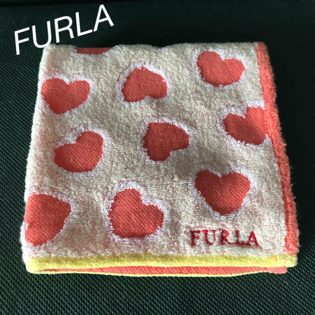 Furla(フルラ)のFURLA  タオルハンカチ　白　赤　ハート柄 レディースのファッション小物(ハンカチ)の商品写真