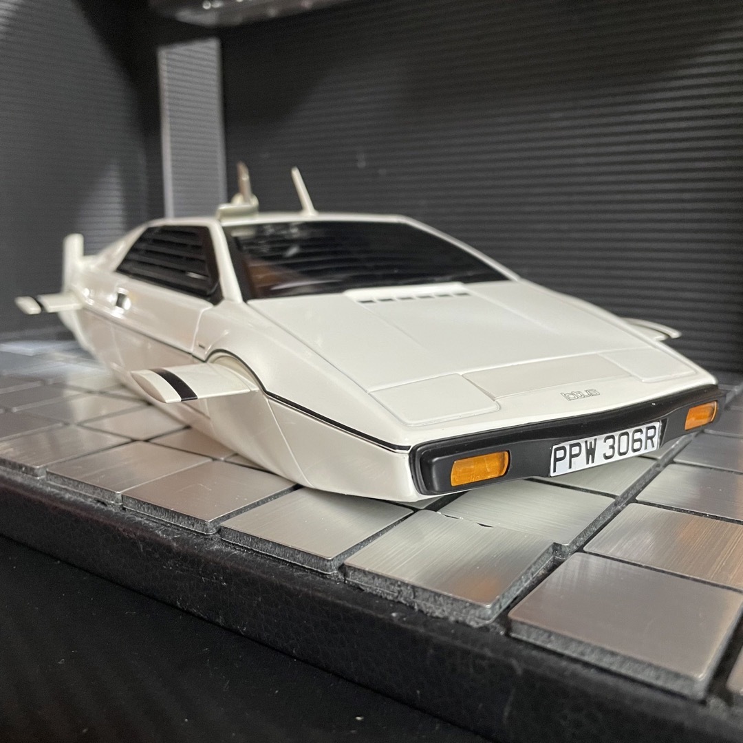 絶版激レア未展示品オートアート1/18 ロータスエスプリ 007私を愛した