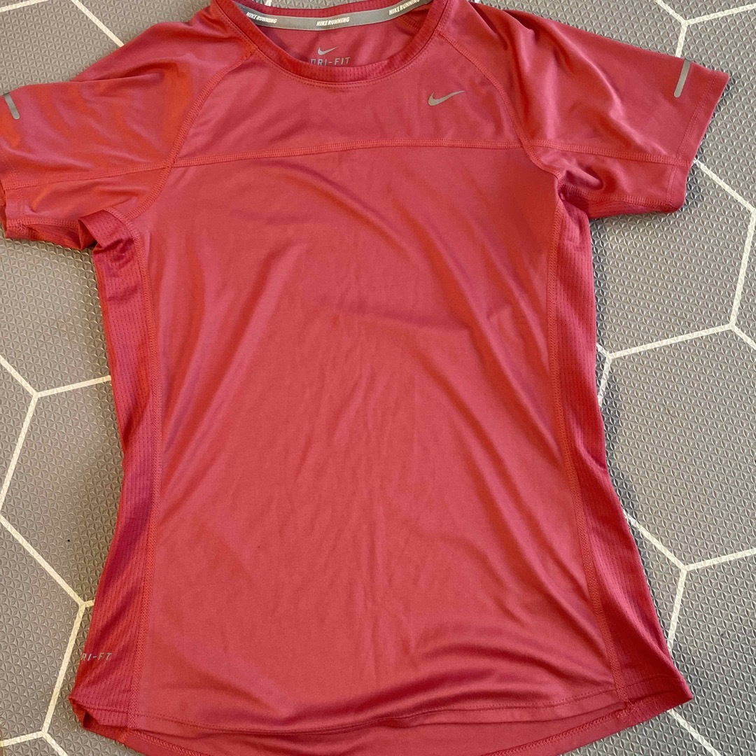 NIKE(ナイキ)の美品　NIKE ピンク　Tシャツ　M レディースのトップス(Tシャツ(半袖/袖なし))の商品写真