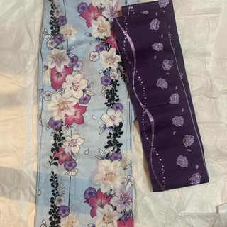 花柄の浴衣　ゆかた　女性用　Ｍ〜Ｌサイズ　ラメ入り　紫、水色(浴衣)
