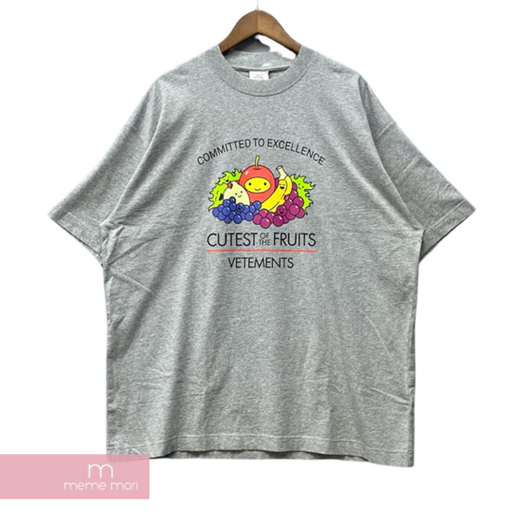 VETEMENTS 2023SS Cutest Of The Fruits Logo Tee UA52TR360G ヴェトモン キューテストオブザフルーツロゴTシャツ 半袖カットソー プリント パッチ オーバーサイズ グレー サイズS【230730】【新古品】【me04】