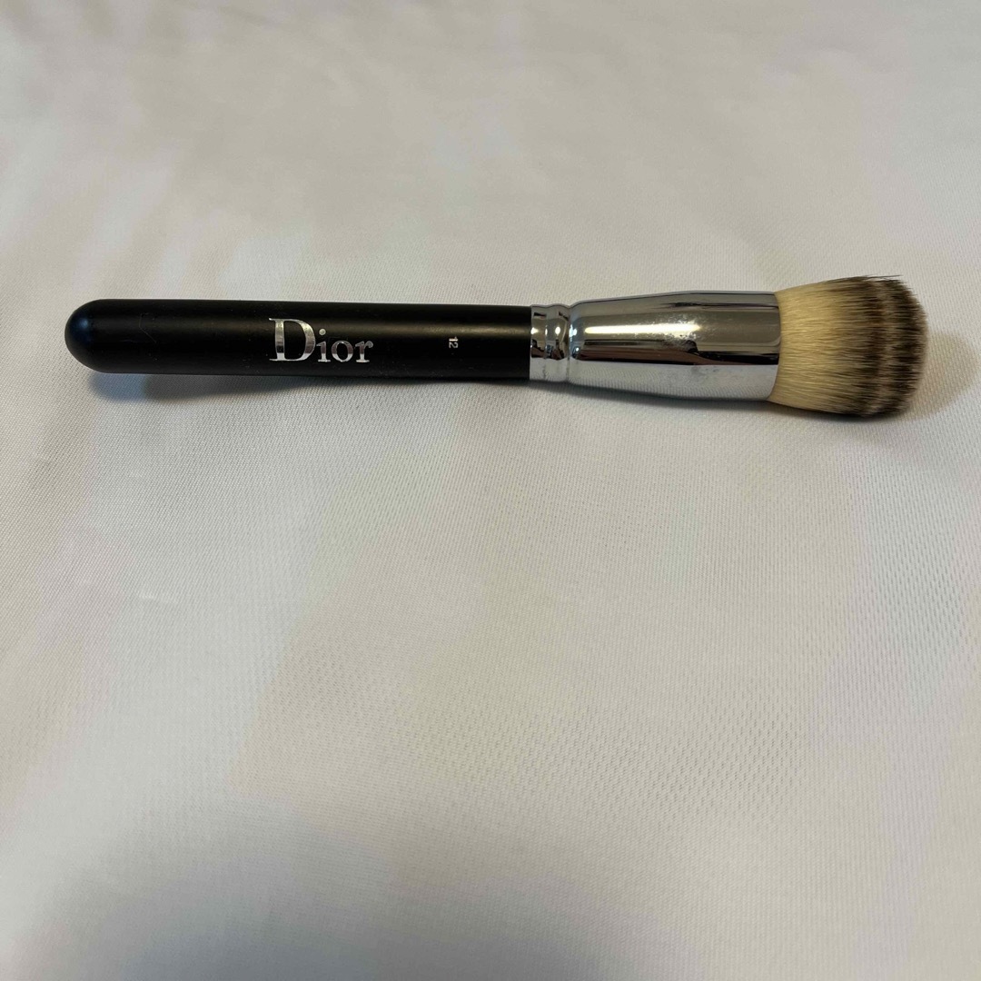 Christian Dior(クリスチャンディオール)のDIOR メイクブラシ　ファンデーション　筆 コスメ/美容のメイク道具/ケアグッズ(チーク/フェイスブラシ)の商品写真