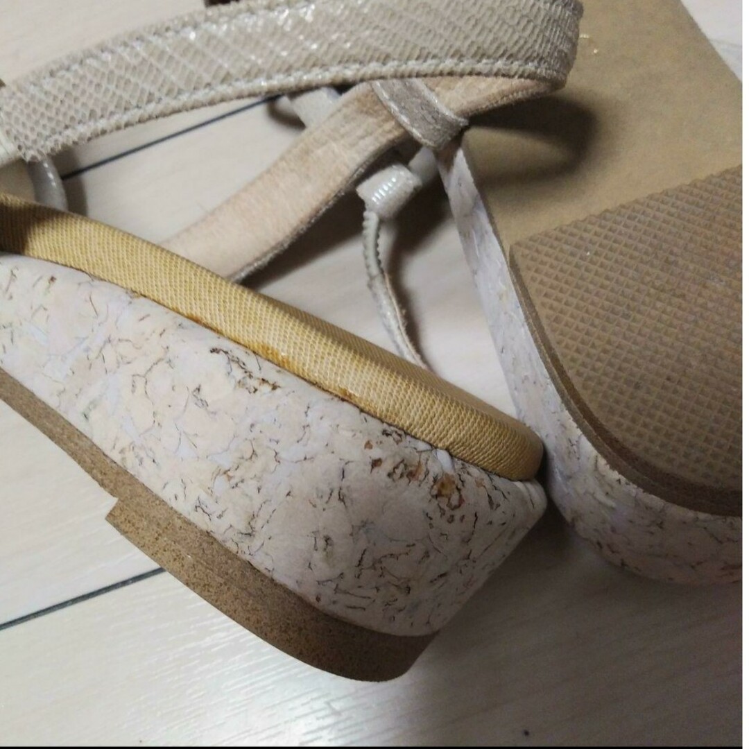 Mode et Jacomo(モードエジャコモ)の22.0㎝　モードエジャコモ　サンダル   ベージュ×ラメ レディースの靴/シューズ(サンダル)の商品写真