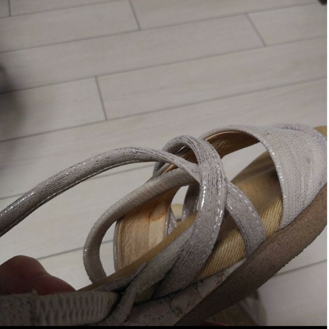 Mode et Jacomo(モードエジャコモ)の22.0㎝　モードエジャコモ　サンダル   ベージュ×ラメ レディースの靴/シューズ(サンダル)の商品写真