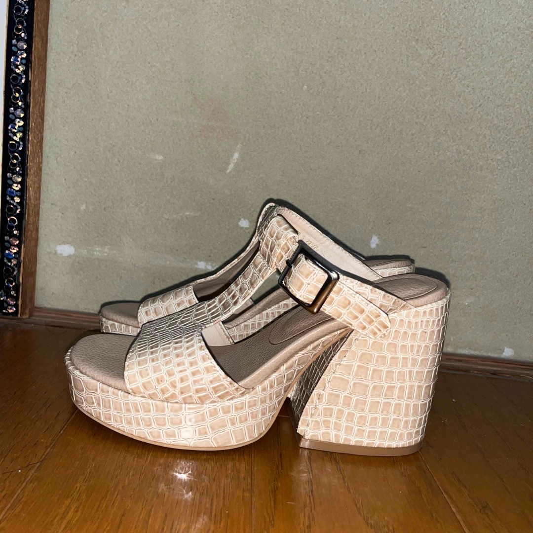 moussy(マウジー)のMOUSSY EMBOSSED CHUNK HEEL サンダル BRN レディースの靴/シューズ(サンダル)の商品写真