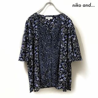 ニコアンド(niko and...)のniko and… ニコアンド★小花柄 半袖ブラウス 2種切替 フレア袖(シャツ/ブラウス(半袖/袖なし))